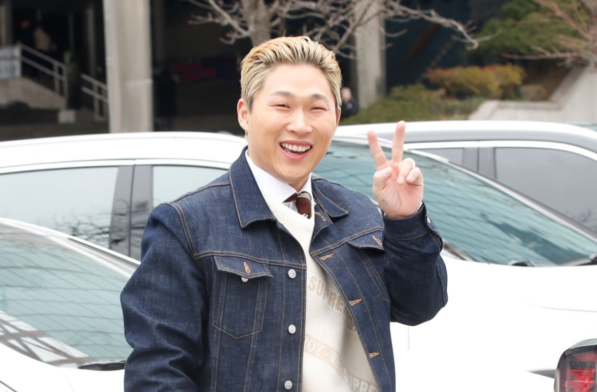 가수 스윙스가 라디오 촬영을 위해 2024년 3월 11일 서울 영등포구 KBS 신관에 도착해 반가운 인사를 전하고 있다. / 뉴스1