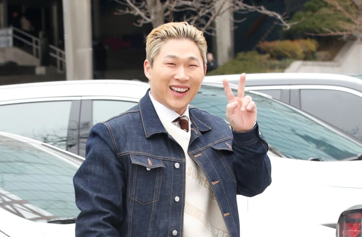 가수 스윙스가 라디오 촬영을 위해 2024년 3월 11일 서울 영등포구 KBS 신관에 도착해 반가운 인사를 전하고 있다. / 뉴스1