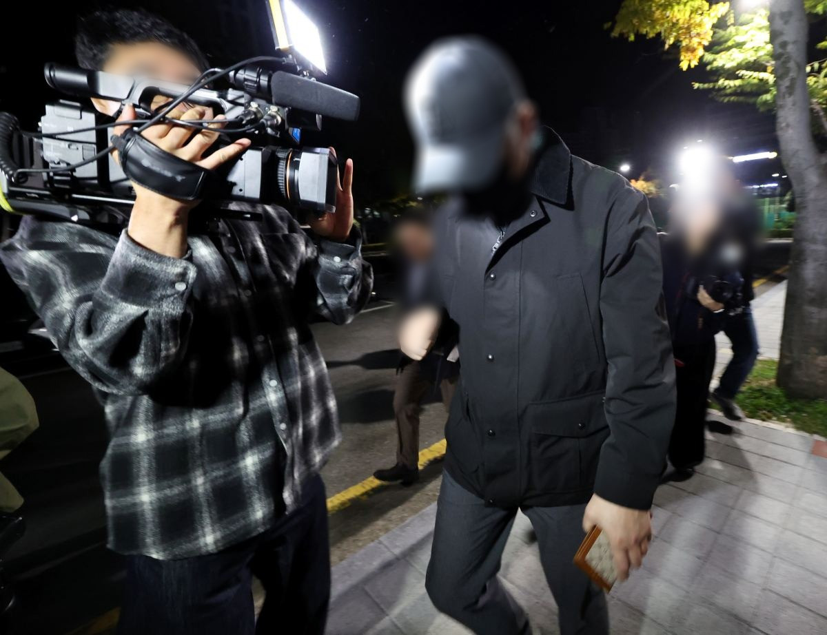 '여고생 살해범' 장윤기의 아버지 장모 경감이 28일 전남광주 동구 광주지방법원에서 열린 경찰의 부실 수사 의혹 사건 공판에 출석해 증인 신문을 받고 이동하고 있다. 2026.10.28. / 연합뉴스