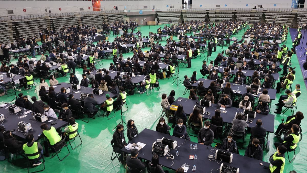 13시간 검증에 밤샘 대치까지…올림픽공원 투표함 결국 반출 시작