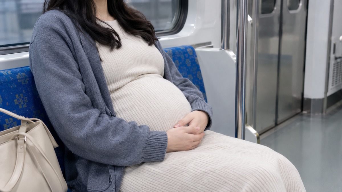 주머니에 불쑥… 만삭 임산부, 출근길 지하철 처음 본 할머니 '행동'에 울컥