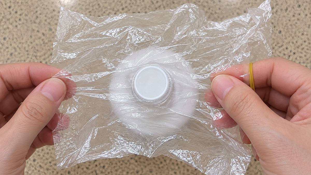 다 쓴 로션통 입구에 ‘비닐 1장’ 덮어보세요…그동안 몰라서 손해 봤네요