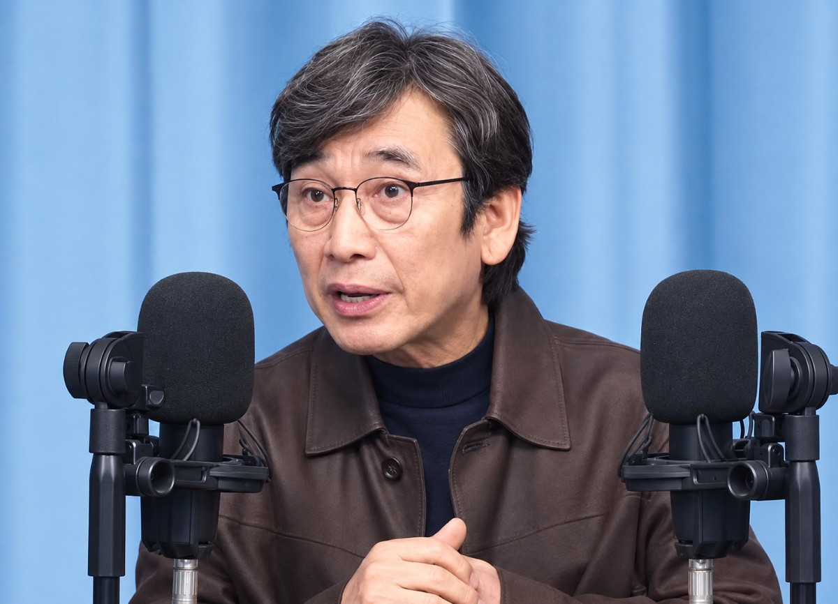유시민 작가가 28일 유튜브 채널 '박시영TV'에 출연해 이재명 대통령을 윤석열 전 대통령에 빗댔다. 그는 이 대통령 국정 수행 지지율이 낮은 수준에서 굳어질 경우에 대해 언급하며 '극단적인 경우에는 박근혜나 윤석열처럼 임기를 채우지 못하기도 한다'고 경고했다. / '박시영TV' 영상 캡처