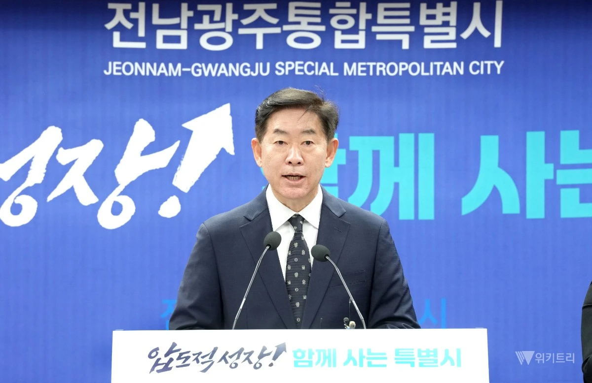 백승주 전남광주통합특별시 균형발전부시장이 28일 무안청사 브리핑룸에서 전남광주통합특별시 학교무상급식 지원예산 제2회 추경예산 반영 결정과 관련해 발표를 하고 있다./전남광주통합특별시