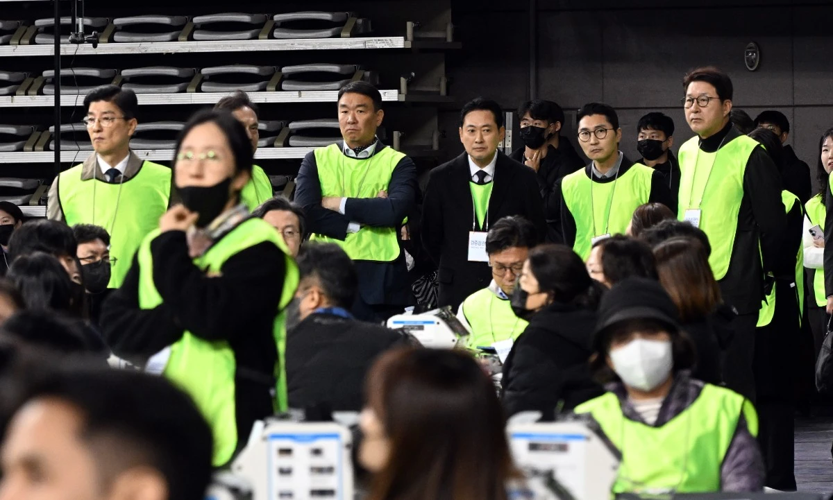 장동혁 국민의힘 대표를 비롯한 검증인단이 28일 오전 서울 송파구 올림픽공원 핸드볼경기장에서 열린 선거관리위원회 특검 투표용지 현장 검증을 참관하고 있다. / 뉴스1