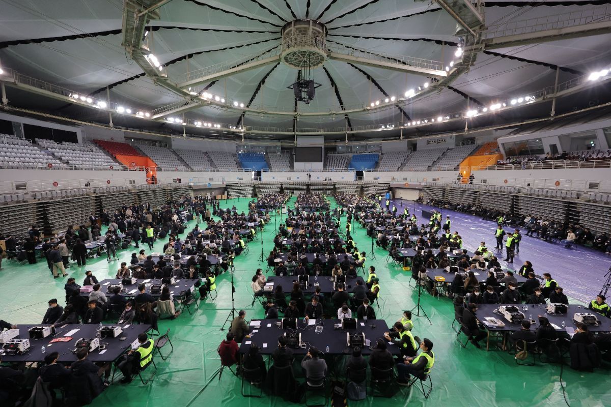 28일 서울 송파구 올림픽공원 핸드볼경기장에서 이태한 선거관리위원회 특별검사팀 관계자, 사무원, 참관단이 6·3 지방선거 투표용지 공개검증을 준비하고 있다. / 뉴스1