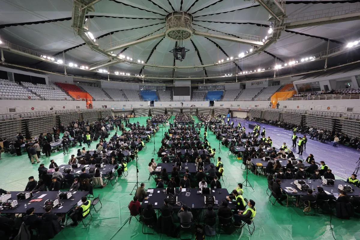 28일 서울 송파구 올림픽공원 핸드볼경기장에서 이태한 선거관리위원회 특별검사팀 관계자, 사무원, 참관단이 6·3 지방선거 투표용지 공개검증을 준비하고 있다. / 뉴스1