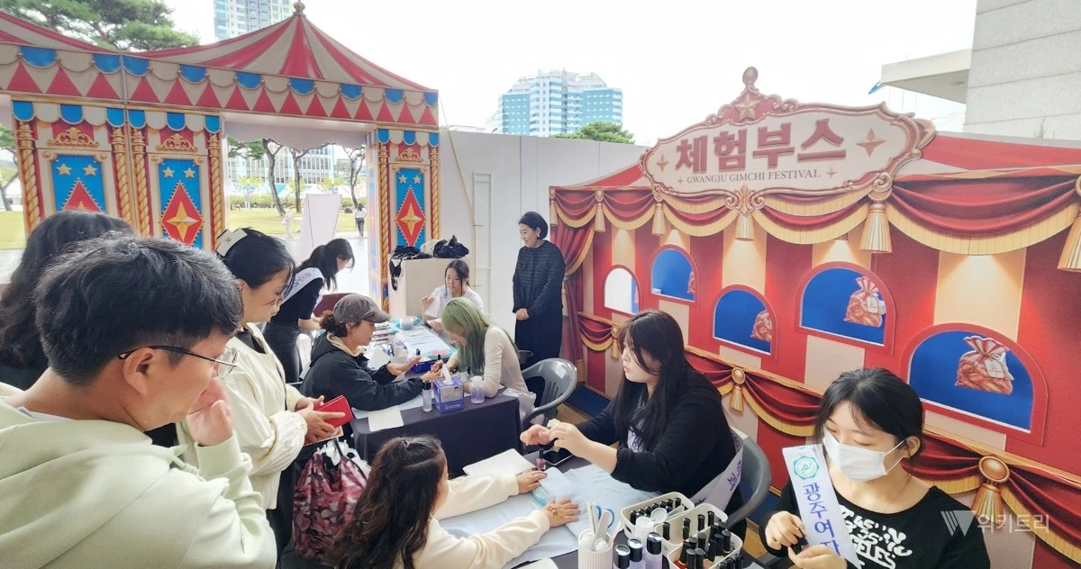 광주여대(총장 이선재) 앵커사업단은 지난 23일부터 25일까지 광주시청 시민숲 일원에서 열린 ‘2026 광주김치축제’에 참여해 김치 활용 체험 프로그램을 운영했다. / 광주여대
