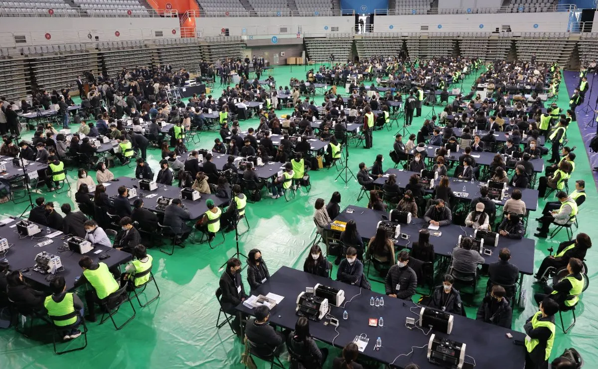 28일 서울 송파구 올림픽공원 핸드볼경기장에서 이태한 선거관리위원회 특별검사팀 관계자, 사무원, 참관단이 6·3 지방선거 투표용지 공개검증을 준비하고 있다. / 뉴스1