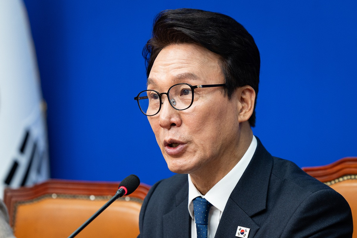 김민석 더불어민주당 대표가 서울 여의도 국회에서 열린 최고위원회의에서 발언하고 있다. 기사 이해를 돕기 위한 자료 사진. 김 대표는 유시민 작가가 정부·여당과 이재명 대통령을 향해 지속적으로 비판을 제기하는 데 대해 ''평가하거나 답할 필요가 없는 것 아닌가' 하는 생각을 개인적으로 하고 있다'라고 말했다. / 뉴스1