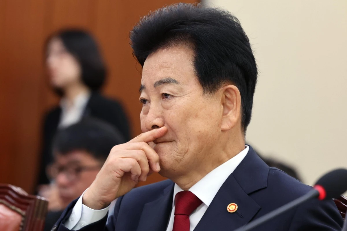 동영 통일부 장관이 27일 서울 여의도 외교통일위원회에서 열린 외교부 등에 대한 국정감사 종합감사에서 생각에 잠겨 있다. / 뉴스1