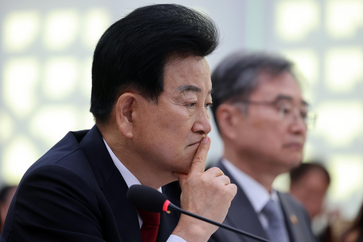 동영 통일부 장관이 27일 서울 여의도 외교통일위원회에서 열린 외교부 등에 대한 국정감사 종합감사에서 생각에 잠겨 있다. / 뉴스1