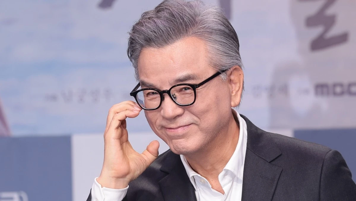 배우 강석우가 2월 19일 오후 서울 마포구 MBC 상암 신사옥에서 열린 MBC 새 금토드라마 '찬란한 너의 계절에' 제작발표회에서 포즈를 취하고 있다. '찬란한 너의 계절에'는 매일 신나는 여름방학처럼 사는 남자 찬과 스스로를 겨울에 가둔 여자 란이 운명처럼 만나, 얼어 있던 시간을 깨우는 예측 불허 '찬란' 로맨스다. / 뉴스1