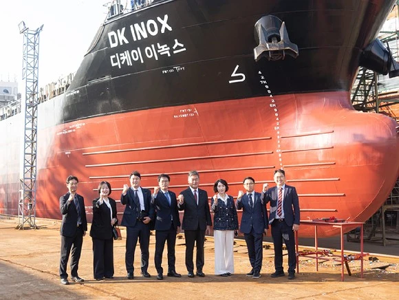 디케이이녹스호 진수식 및 명명식 단체 사진. 가운데 오른쪽이 최우일 인터지스 대표이사. / 인터지스 제공