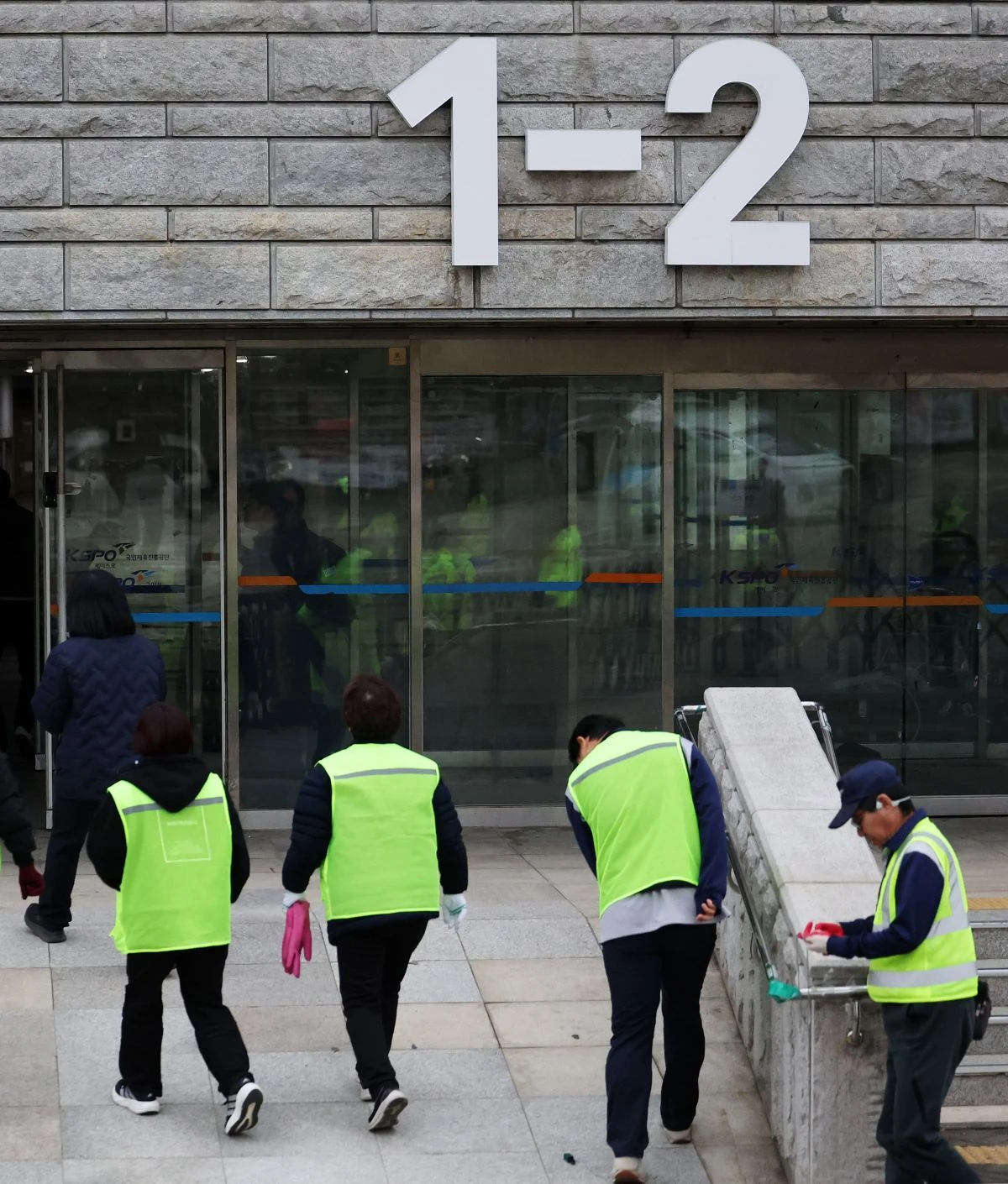 중앙선거관리위원회가 6·3 지방선거 송파지역 투표지 247만 장이 담긴 투표함을 전량 반출한 29일 오전 서울 송파구 올림픽공원 핸드볼경기장에서 국민체육진흥공단 관계자들이 체육관 내부로 들어가고 있다. / 뉴스1