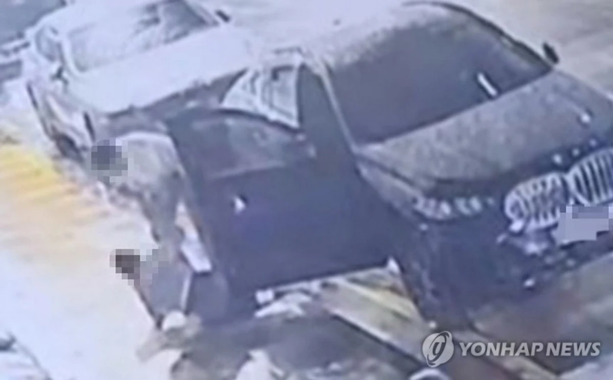지난 12일 새벽 제주에서 40대 여성이 스토킹·교제폭력 신고 대상인 60대 남성에게 강제로 끌려가는 모습. / 연합뉴스TV 제공, CCTV 영상 캡처
