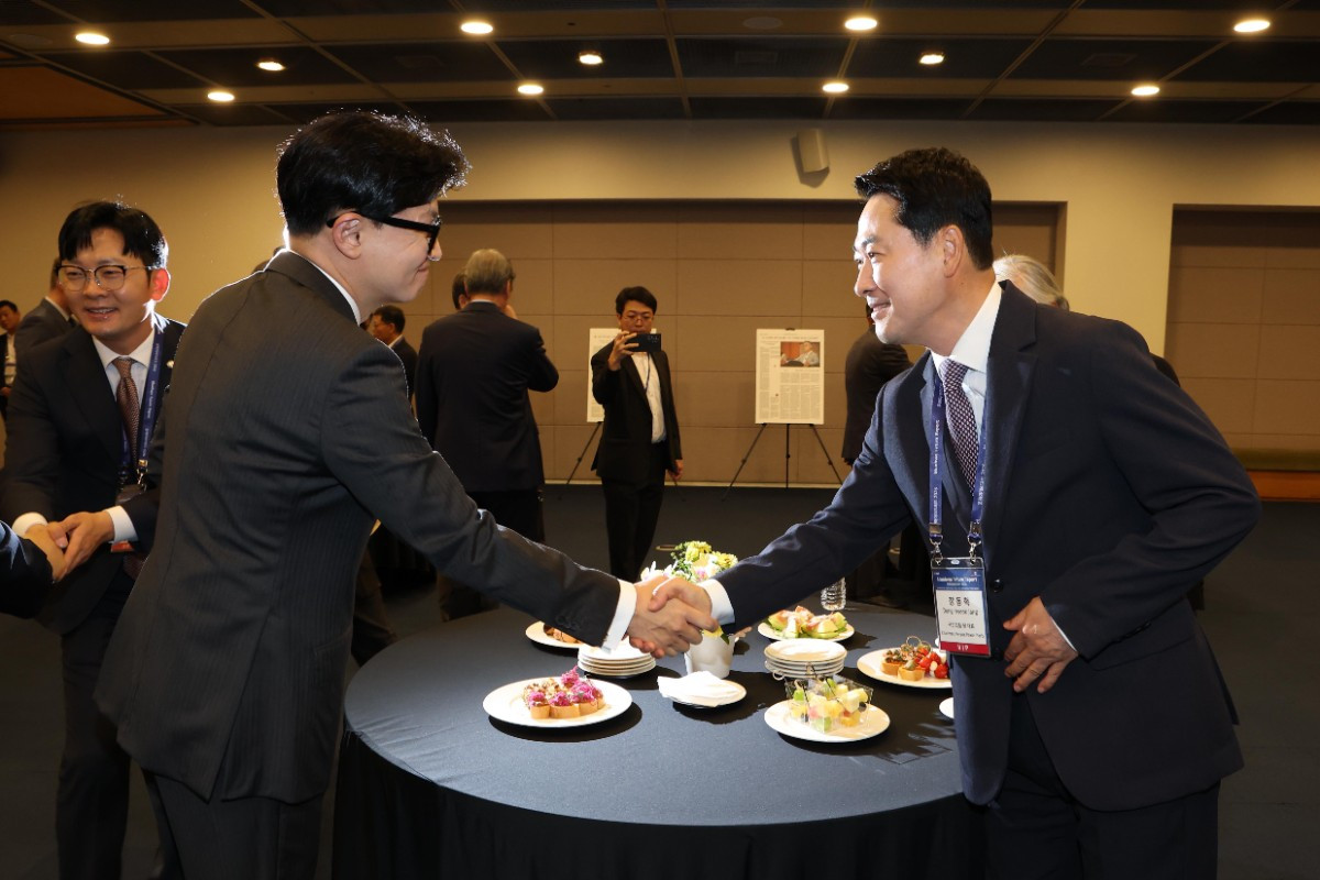 인사 나누는 장동혁 국민의힘 대표와 한동훈 무소속 의원 / 뉴스1