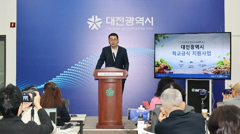 남시덕 대전시 의료건강국장이 29일 브리핑에서 2027학년도 무상급식 식품비 15% 인상 계획과 학교급식 지원 방안을 설명하고 있다. /사진=김지연 기자