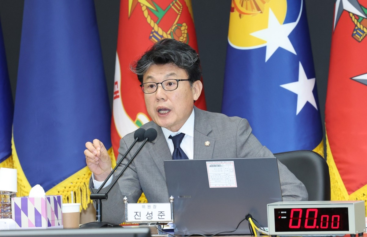 진성준 위원장이 지난 20일 충남 계룡대에서 열린 국회 국방위원회의 해군본부에 대한 국정감사에서 발언하고 있다. / 뉴스1