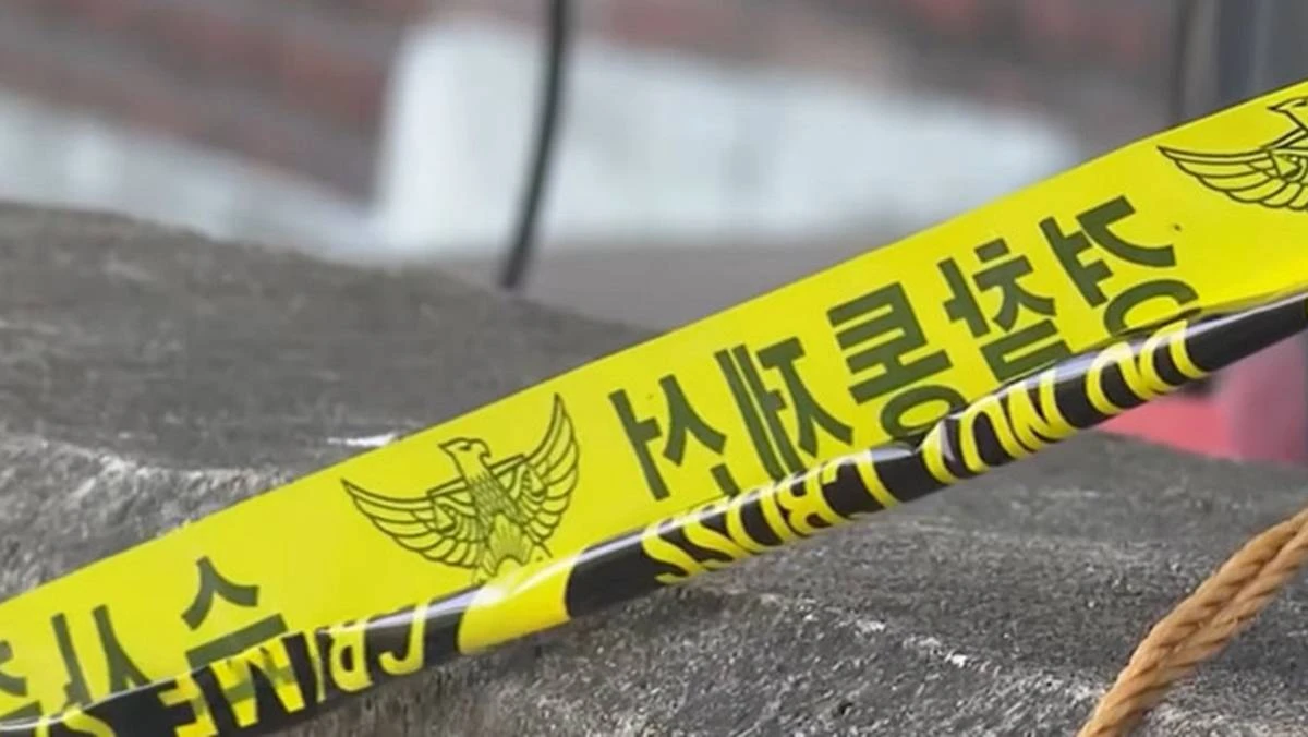 29일 법조계에 따르면 서울남부지법 김지현 영장전담 부장판사는 이날 오전 10시 30분 사체유기 혐의를 받는 80대 김 모 씨와 60대 김 모 씨에 대한 구속 전 피의자 심문(영장실질심사)을 진행한다. 두 사람은 지난 22일 서울 구로구 주택가의 쓰레기 더미에 미라화된 시신을 유기한 혐의를 받는다. 사진은 폴리스라인 / 유튜브 '연합뉴스TV'