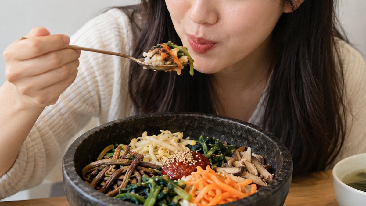 고사리 나물이 든 비빔밥을 먹는 사람. 고사리는 발암 가능성이 언급돼 적절히 손질하는 게 정말 중요하다. 기사 이해를 돕기 위해 AI툴로 생성한 자료사진.