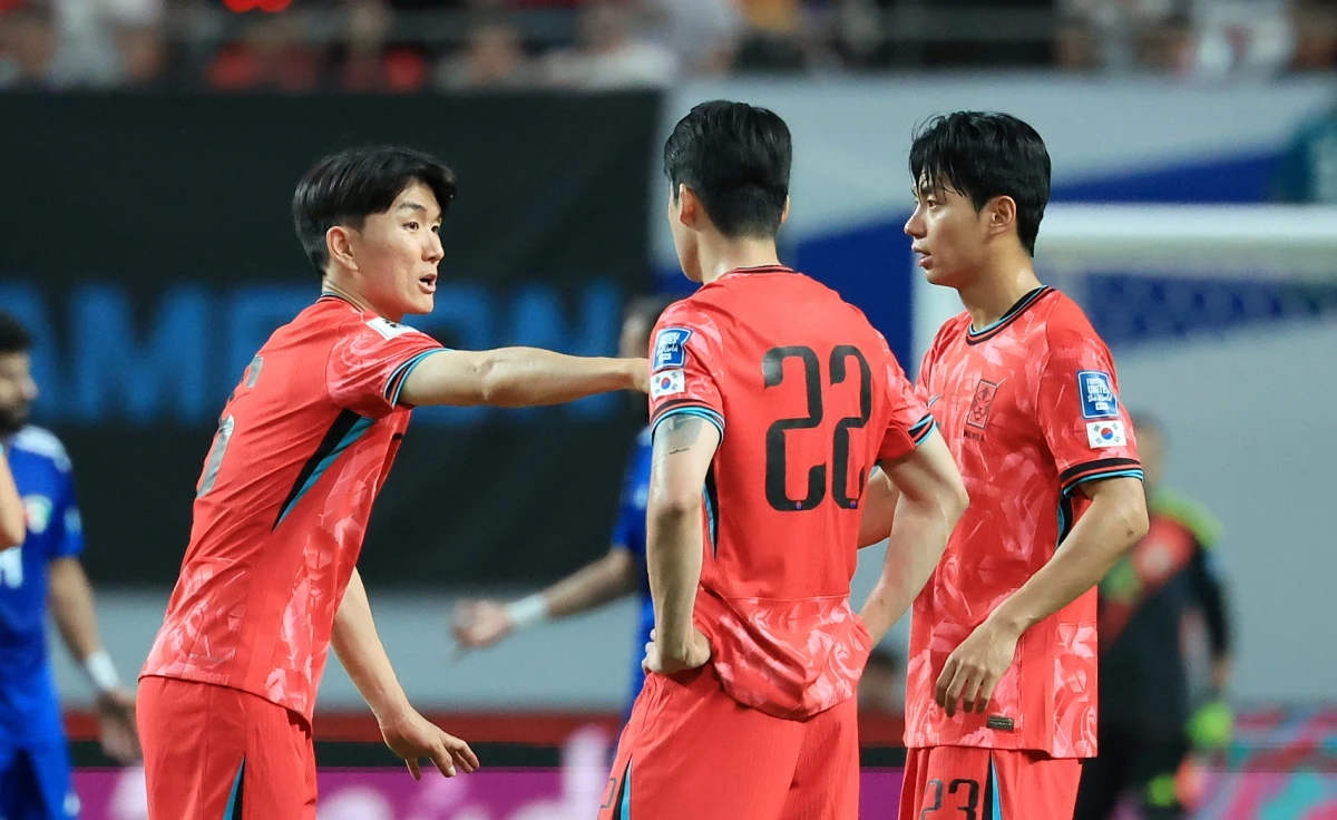 지난해 서울 마포구 상암동 서울월드컵경기장에서 열린 2026 국제축구연맹(FIFA) 북중미 월드컵 아시아 3차 예선 B조 10차전 대한민국과 쿠웨이트의 경기, 전반 대한민국 황인범이 설영우, 전진우와 대화를 나누고 있다. / 뉴스1