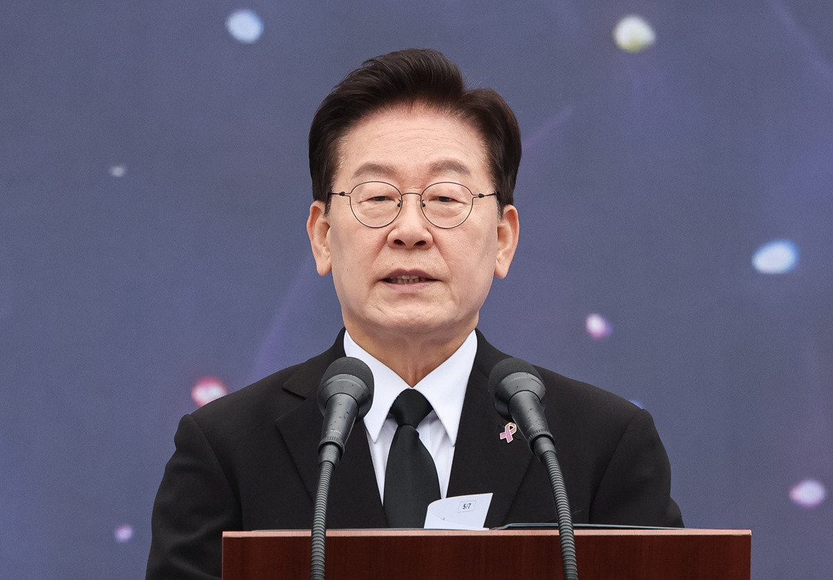 이재명 대통령이 29일 서울 광화문광장에서 열린 이태원참사 4주기 기억식에서 추모사를 하고 있다. 기사 이해를 돕기 위한 자료 사진. 이 대통령의 국정운영을 긍정적으로 평가한 비율이 46%로 집계됐다는 여론조사 결과가 29일 나왔다. 엠브레인퍼블릭·케이스탯리서치·코리아리서치·한국리서치가 지난 26∼28일 만 18세 이상 1000명을 대상으로 진행한 전국지표조사(NBS) 결과를 공개했다. 해당 조사 결과에서 이 대통령의 국정운영을 긍정 평가한 응답 비율은 2주 전 이뤄진 직전 조사보다 2%포인트(p) 높은 46%로 집계됐다. 부정 평가 응답은 44%로, 지난 조사보다 5%p 줄었다. / 뉴스1