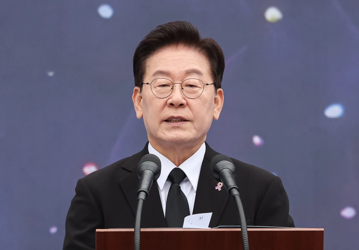 이재명 대통령이 29일 서울 광화문광장에서 열린 이태원참사 4주기 기억식에서 추모사를 하고 있다. 기사 이해를 돕기 위한 자료 사진. 이 대통령의 국정운영을 긍정적으로 평가한 비율이 46%로 집계됐다는 여론조사 결과가 29일 나왔다. 엠브레인퍼블릭·케이스탯리서치·코리아리서치·한국리서치가 지난 26∼28일 만 18세 이상 1000명을 대상으로 진행한 전국지표조사(NBS) 결과를 공개했다. 해당 조사 결과에서 이 대통령의 국정운영을 긍정 평가한 응답 비율은 2주 전 이뤄진 직전 조사보다 2%포인트(p) 높은 46%로 집계됐다. 부정 평가 응답은 44%로, 지난 조사보다 5%p 줄었다. / 뉴스1