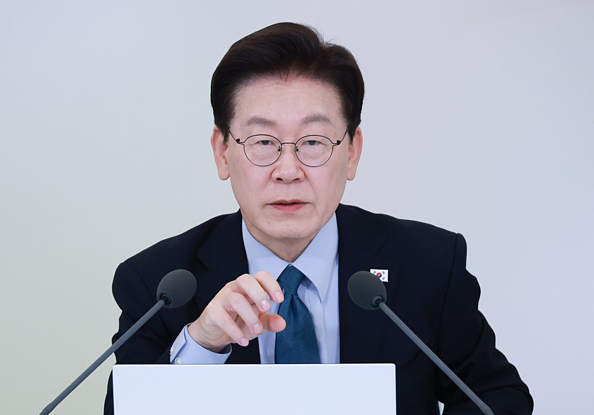 이재명 대통령이 28일 청와대에서 열린 국민생명안전위원회 제2차 전체회의에서 발언하고 있다. 기사 이해를 돕기 위한 자료 사진. 이 대통령의 국정운영을 긍정적으로 평가한 비율이 46%로 집계됐다는 여론조사 결과가 29일 나왔다. 엠브레인퍼블릭·케이스탯리서치·코리아리서치·한국리서치가 지난 26∼28일 만 18세 이상 1000명을 대상으로 진행한 전국지표조사(NBS) 결과를 공개했다. 해당 조사 결과에서 이 대통령의 국정운영을 긍정 평가한 응답 비율은 2주 전 이뤄진 직전 조사보다 2%포인트(p) 높은 46%로 집계됐다. 부정 평가 응답은 44%로, 지난 조사보다 5%p 줄었다. / 뉴스1