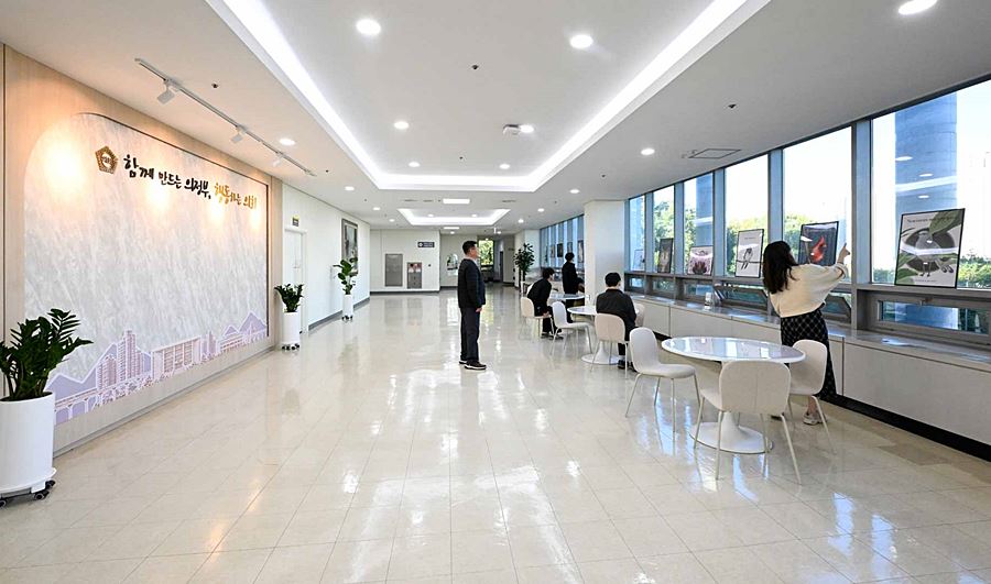 "의회 문턱 낮추고 문화 품었다" 의정부시의회, 로비에 예술 입히다