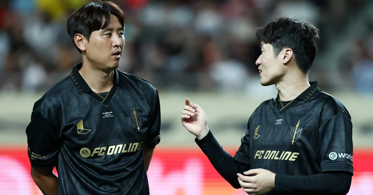 '2025 아이콘매치: 창의 귀환, 반격의 시작' 이벤트 매치에서 FC 스피어 박지성과 구자철이 대화하고 있다. / 뉴스1