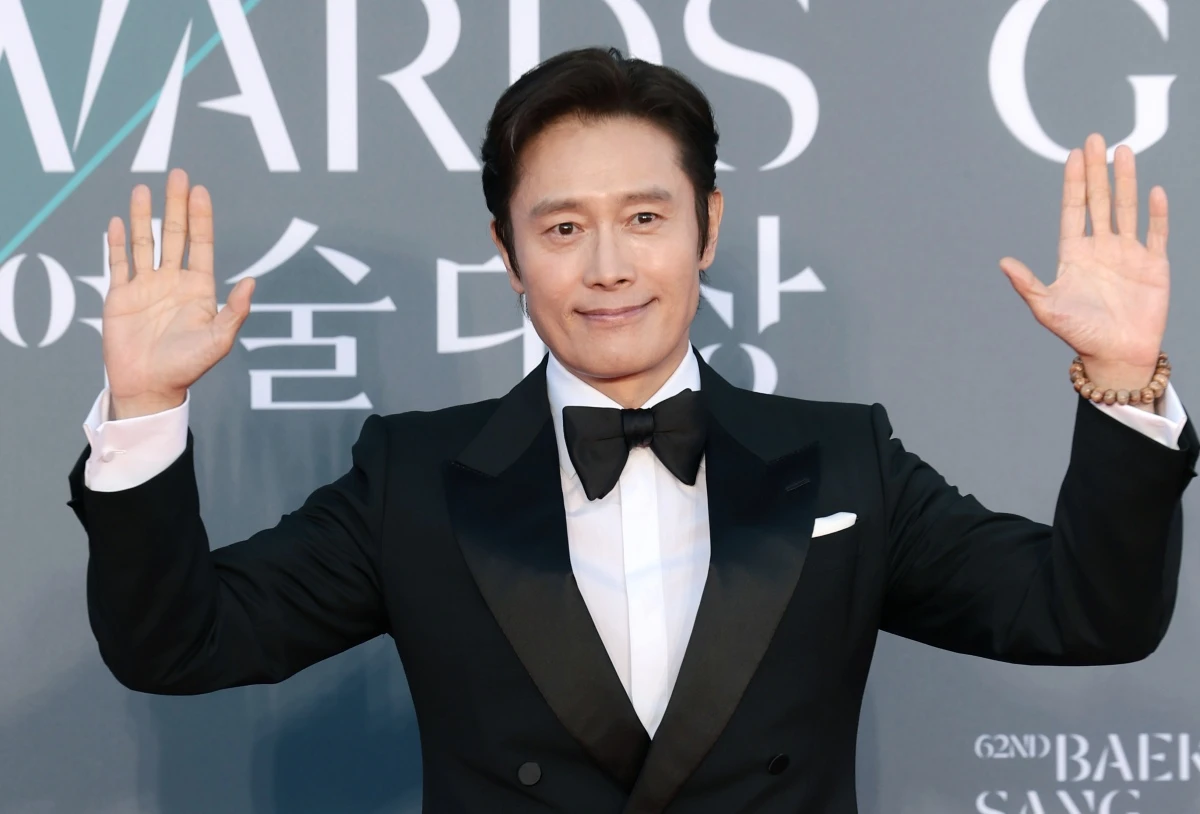 배우 이병헌이 지난 5월 서울 강남구 코엑스에서 열린 ‘제62회 백상예술대상’ 레드카펫 행사에 참석해 포즈를 취하고 있다. / 뉴스1