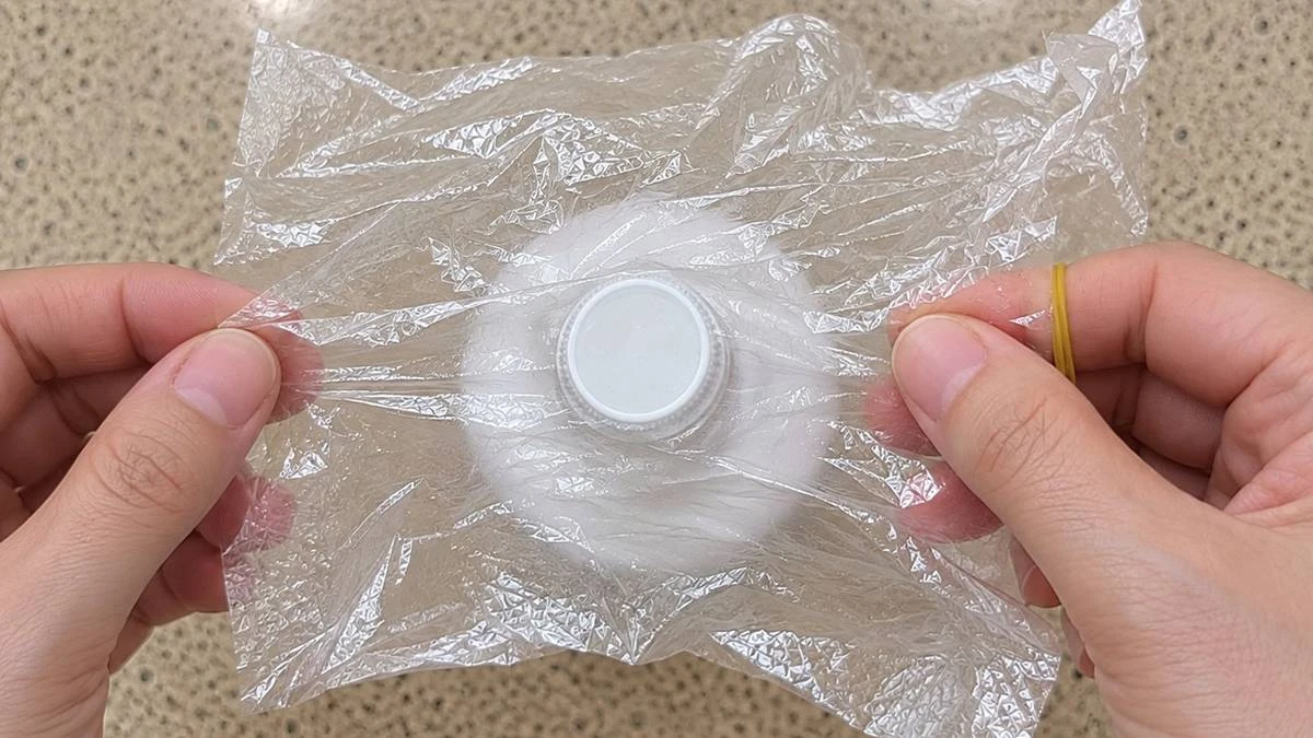 다 쓴 로션통 입구에 비닐을 씌워보세요 / AI로 제작된 사진