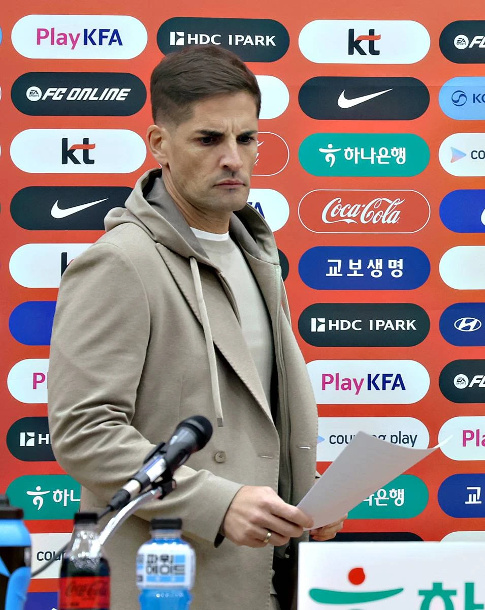 로베르트 모레노 한국 축구 대표팀 감독이 29일 천안시 코리아풋볼파크에서 11월 중동 원정 평가전에 나설 축구대표팀 명단을 발표하기 위해 입장하고 있다 / 뉴스1