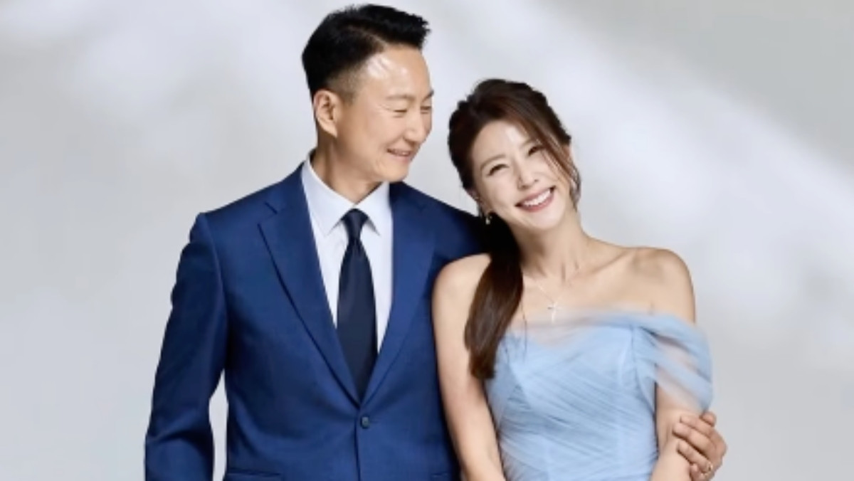 결혼 20주년이라니 '뭉클'...리마인드 웨딩사진 공개한 12세 나이차 '연예인 부부'