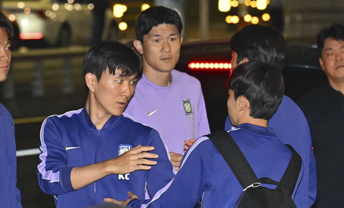2026 북중미 월드컵 32강 진출에 실패한 축구 국가대표팀 선수들이 지난 6월 30일 인천국제공항 2터미널을 통해 입국한 후 인사를 나누고 있다. 왼쪽부터 황인범, 김민재 / 뉴스1