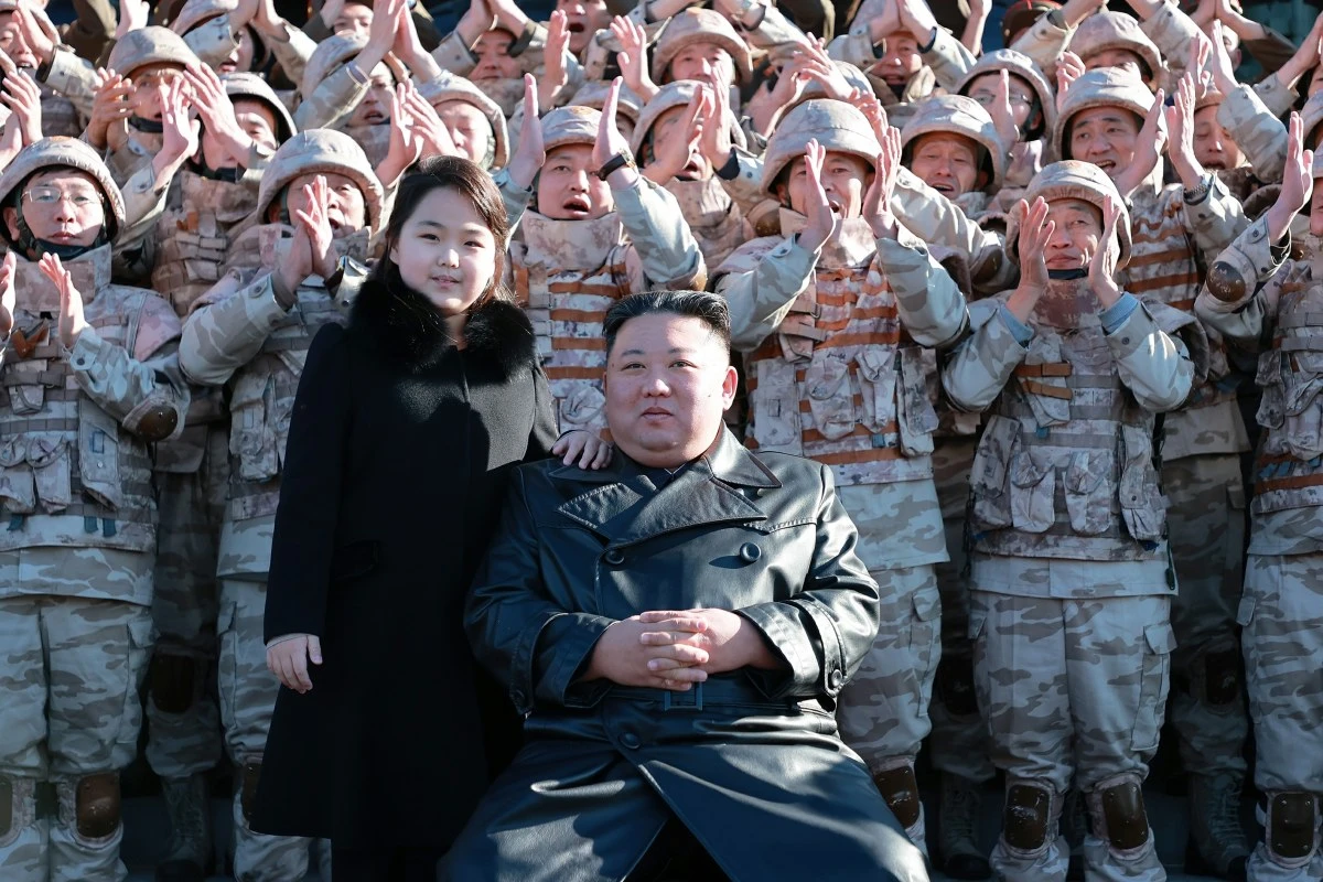 2022년 11월 27일 북한 노동당 기관지 노동신문이 공개한 사진. 김정은 북한 국무위원장이 대륙간탄도미사일(ICBM) '화성-17형' 시험발사 공로자들과 기념사진을 촬영하고 있다. 현장에는 딸 김주애도 함께했다. / 평양 노동신문=뉴스1