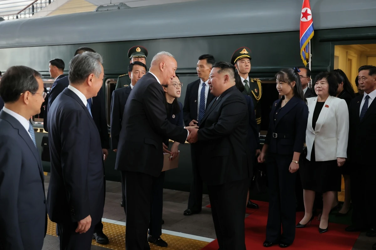 2025년 9월 3일 북한 노동당 기관지 노동신문이 공개한 사진. 김정은 북한 국무위원장이 중국 전승절 80주년 기념행사에 참석하기 위해 전날 전용열차를 타고 베이징에 도착하고 있다. 딸 김주애도 함께 동행했다. / 평양 노동신문=뉴스1