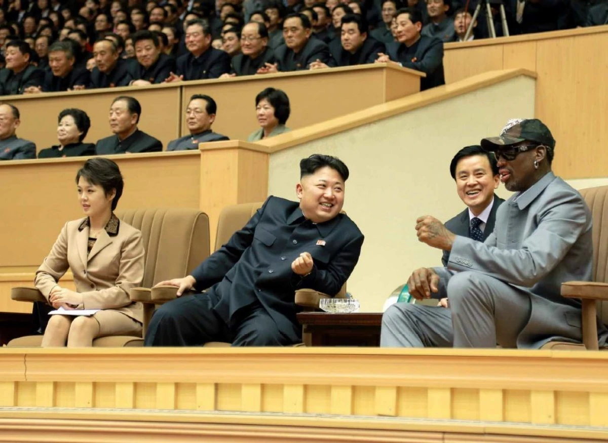 2014년 1월 9일 북한 노동당 기관지 노동신문이 공개한 사진. 김정은 북한 국방위원회 제1위원장이 데니스 로드먼 등 미국프로농구(NBA) 출신 선수들의 농구 경기를 관람하고 있다. / 평양 노동신문=뉴스1