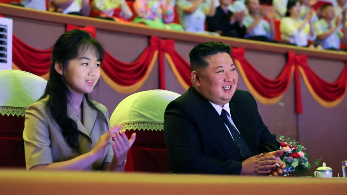 2026년 8월 17일 북한 노동당 기관지 노동신문이 공개한 사진. 김정은 북한 국무위원장과 딸 김주애가 광복 81주년을 기념해 열린 국립교예단 종합교예공연을 관람하고 있다. / 평양 노동신문=뉴스1
