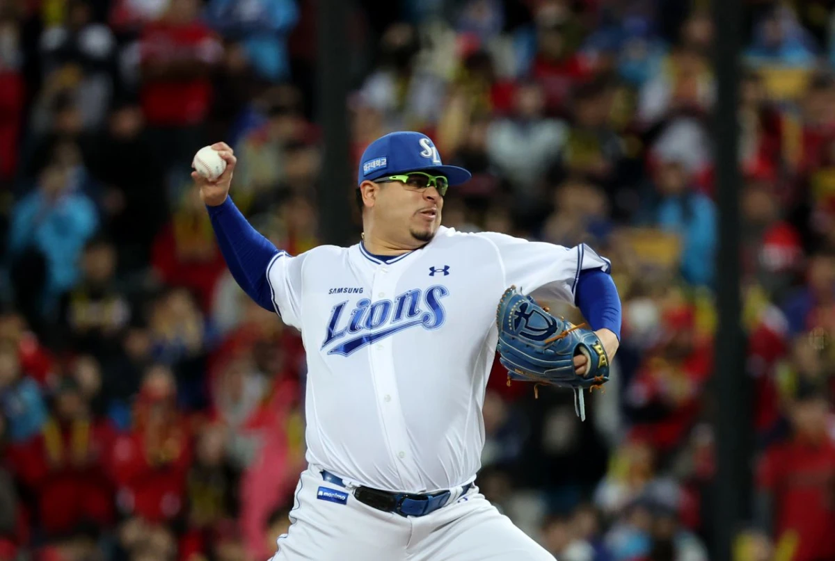 지난 27일 오후 대구 삼성라이온즈파크에서 열린 프로야구 2026 신한 SOL KBO 포스트시즌 플레이오프 2차전 KIA 타이거즈와 삼성 라이온즈의 경기, 삼성 선발 후라도가 5회초 등판해 힘차게 공을 던지고 있다. / 뉴스1