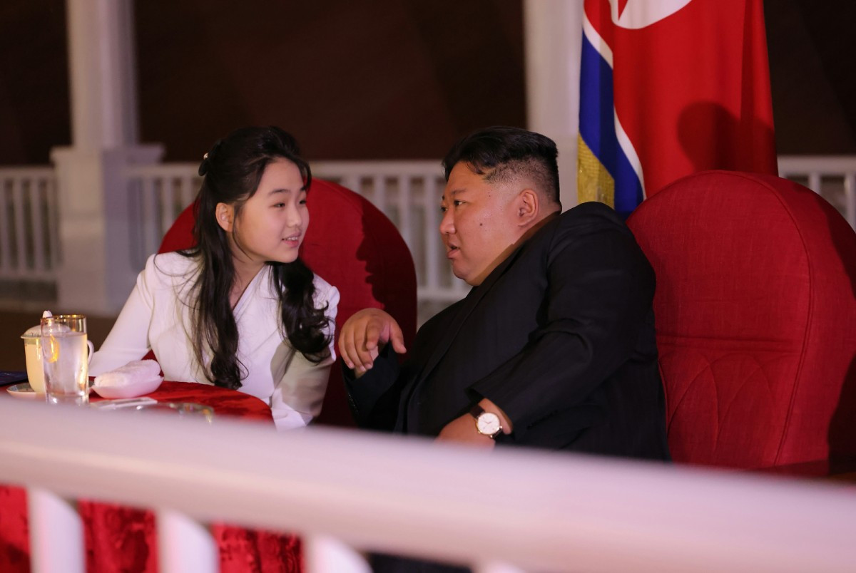 딸 김주애와 공연 관람하는 김정은 / 뉴스1
