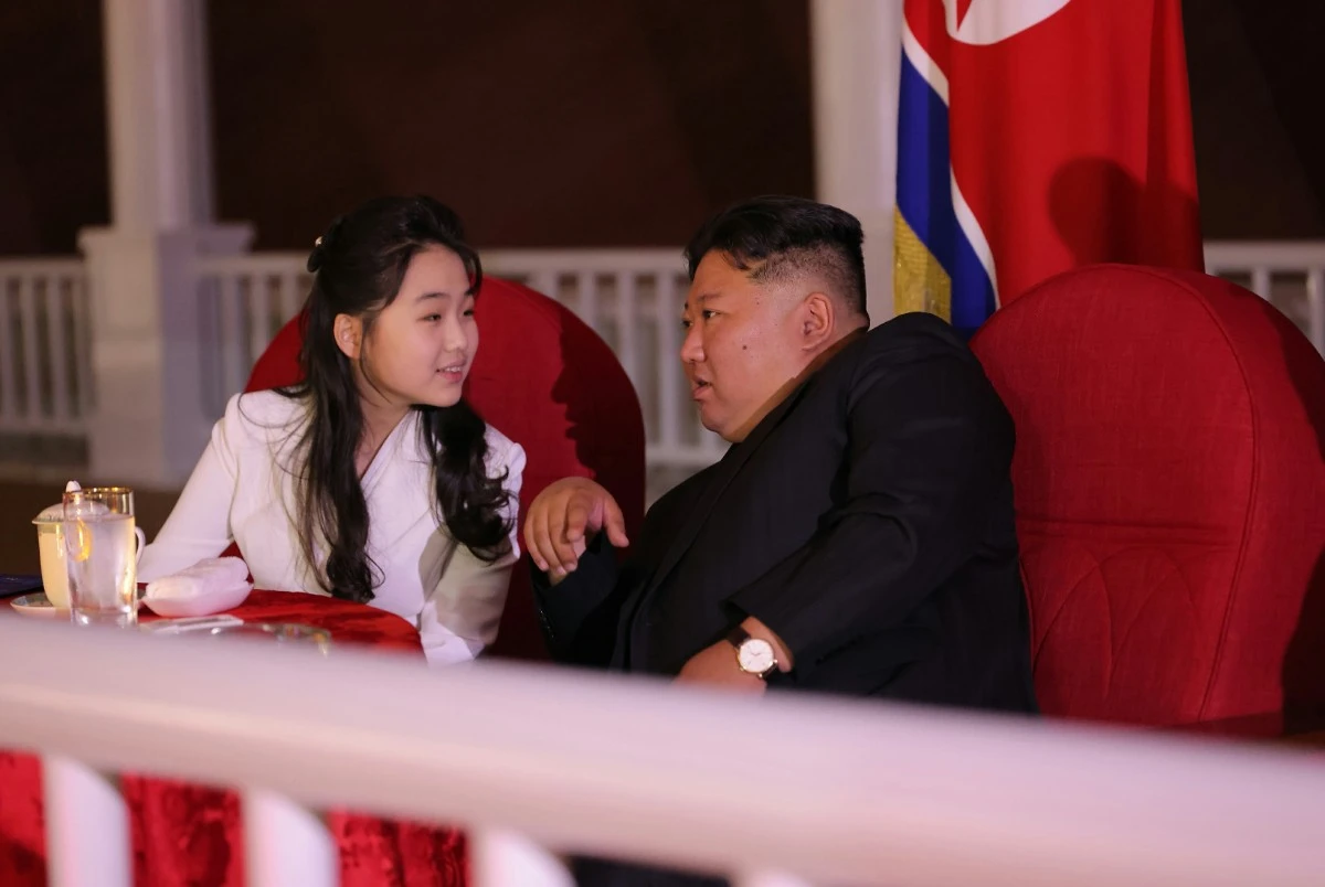 딸 김주애와 공연 관람하는 김정은 / 뉴스1
