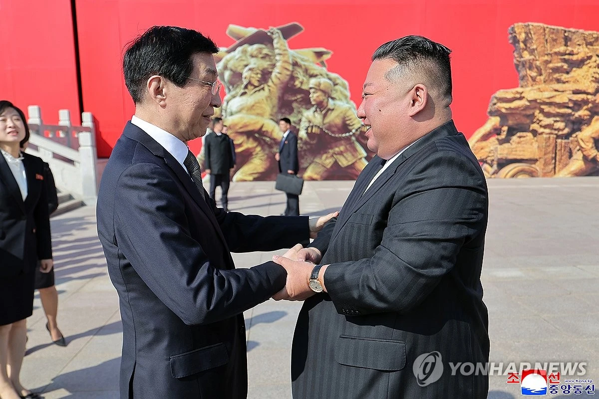 김정은 북한 국무위원장이 지난 24일 중국의 6·25전쟁 참전 기념일을 앞두고 랴오닝성 단둥을 방문해 북중 간 혈맹관계를 재확인하고 친선 계승 의지를 밝혔다고 조선중앙통신이 25일 보도했다. / 연합뉴스 (조선중앙통신)