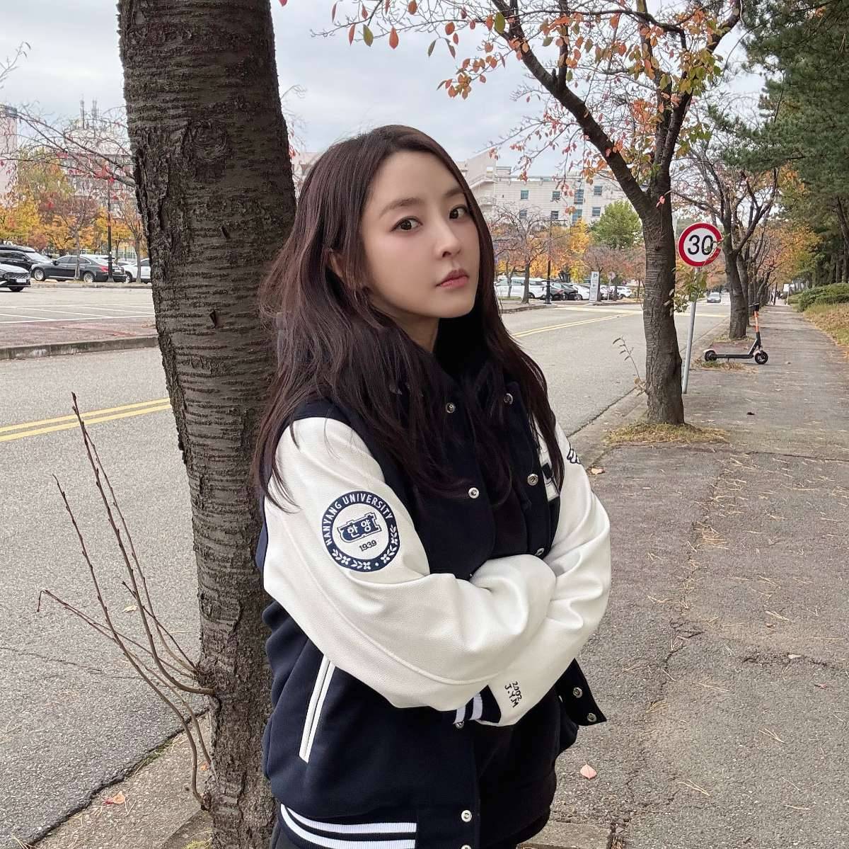 정유미가 29일 SNS를 통해 한양대학교 점퍼를 입고 촬영한 사진을 게재했다. 정유미는 실제로 한양대학교 연극영화과 출신이다. 이날 정유미는 한양대학교와 경희대학교의 스포츠 교류전인 '한경전'을 응원한 것으로 전해졌다. / 정유미 인스타그램