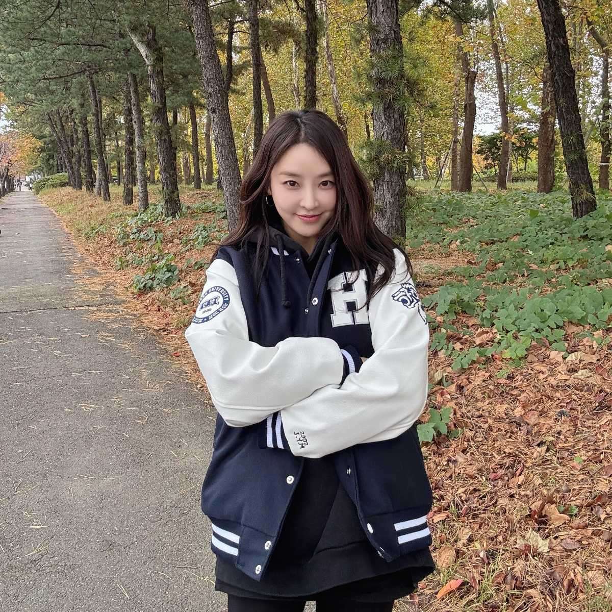정유미는 넉넉한 오버핏 후드티 위에 과잠을 걸치고 짧은 하의를 매치해 편안하면서도 경쾌한 차림을 완성했다. 정유미는 29일 자신의 SNS에서 사진과 함께 '다닐 때도 안 입어본 과잠인데 감사합니다'라는 짧은 글을 남겼다. / 정유미 인스타그램