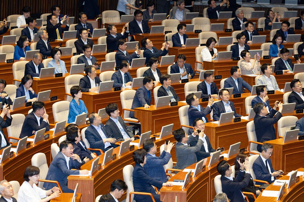 국회 본회의장에 출석한 여야 의원들. / 뉴스1