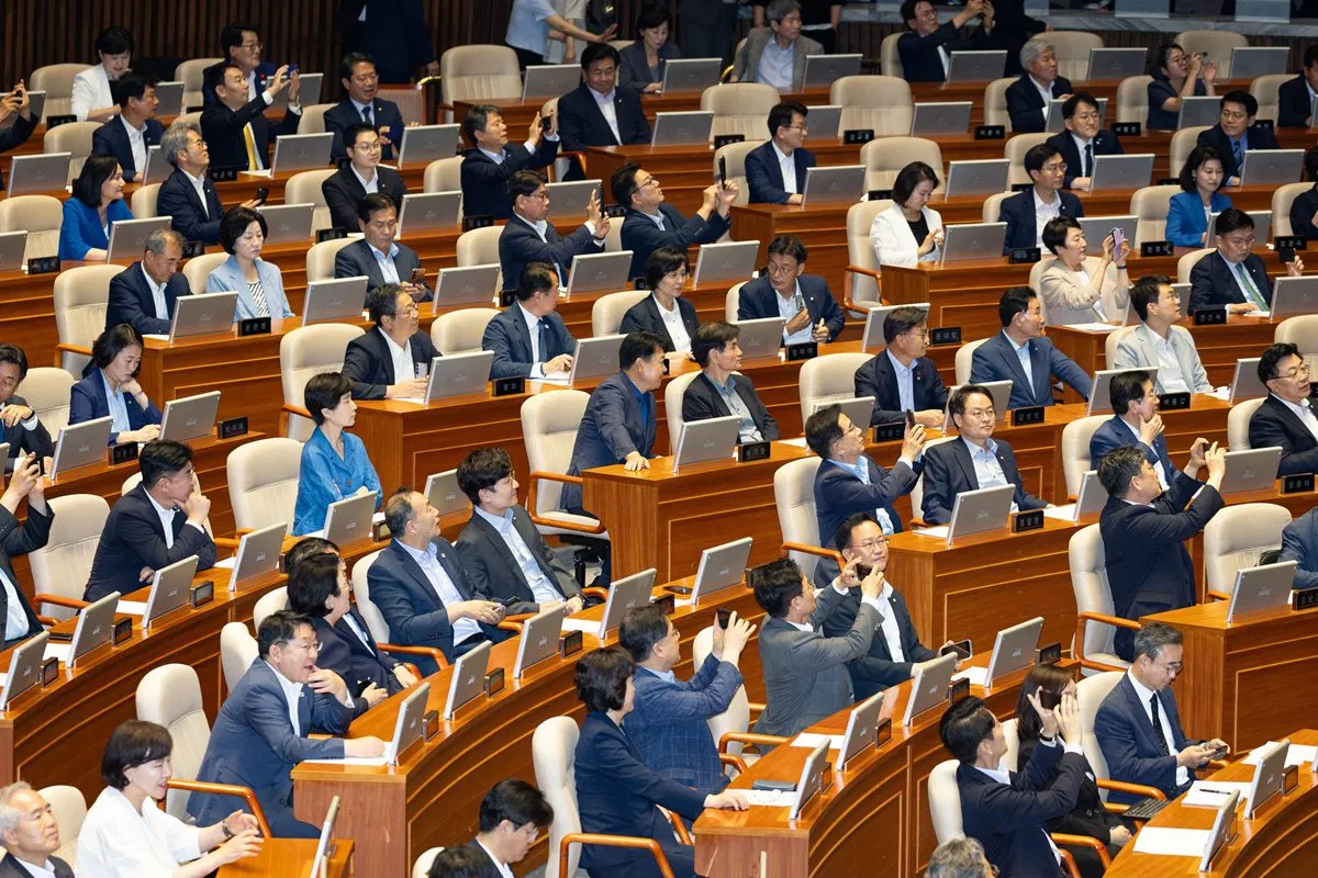 국회 본회의장에 출석한 여야 의원들. / 뉴스1