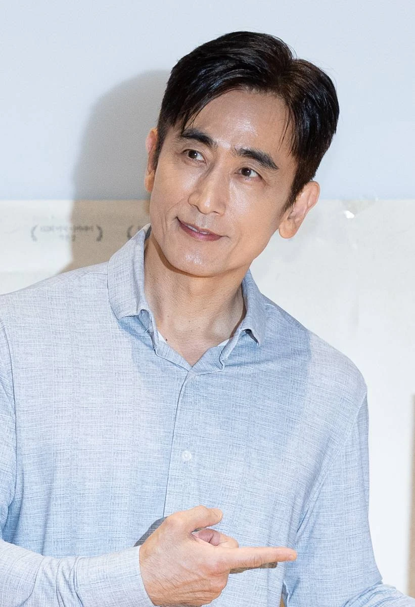 배우 차인표가 지난 8월 11일 오후 서울 종로구 NOL씨어터에서 열린 연극 '죽은 시인의 사회' 기자간담회에 참석해 포토타임을 갖고 있다. 톰 슐만의 동명 극본을 원작으로 한 이 연극은 미국 뉴잉글랜드의 명문 기숙학교 웰튼 아카데미에 새로 부임한 영어 교사 존 찰스 키팅과, 입시와 사회적 성공을 강요받는 학생들이 자기 목소리를 찾아가는 과정을 그린다. 존 찰스 키팅역에는 차인표, 오만석, 연정훈이 이름을 올렸다 / 뉴스1