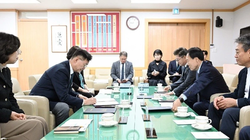 중구 지방보조금 관리시스템 전용계좌 업무 협약하는 모습